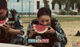 男生集体吃瓜,集体吃瓜，欢乐无限