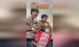 男生集体吃瓜,集体吃瓜，欢乐无限