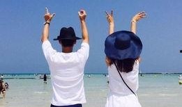 英国吃瓜情侣拍照图片,甜蜜瞬间定格成夏日风景