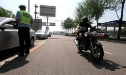 摩托车路边吃瓜