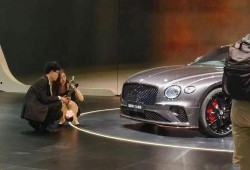 女销售宾利吃瓜,揭秘豪车圈层生活点滴