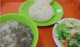 济南大学食堂吃瓜,瓜果飘香，美食共享的校园时光