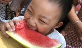 吃瓜的姿势视频,揭秘吃瓜姿势视频的火爆之谜