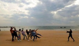 海边团建吃瓜,共享欢乐时光，尽享夏日吃瓜乐趣