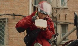 摩托车路边吃瓜