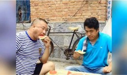 老妈送瓜我吃,温馨一幕记录家的味道