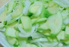 吃洋葱可以吃大瓜吗,揭秘吃洋葱的神奇效果