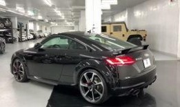 摩托车路边吃瓜