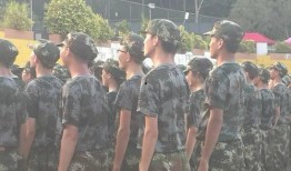 军训师兄在操场吃瓜,军训师兄操场“瓜”事录