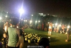 操场吃瓜群众,揭秘校园生活百态