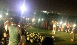 操场吃瓜群众,揭秘校园生活百态