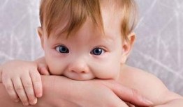 爸妈吵架小孩吃瓜