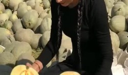 新疆美人吃瓜,尽享夏日清凉盛宴