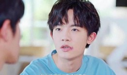 两少爷吵架吃瓜,两少爷争锋，吃瓜群众围观