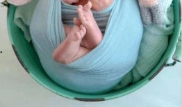 爸妈吵架小孩吃瓜